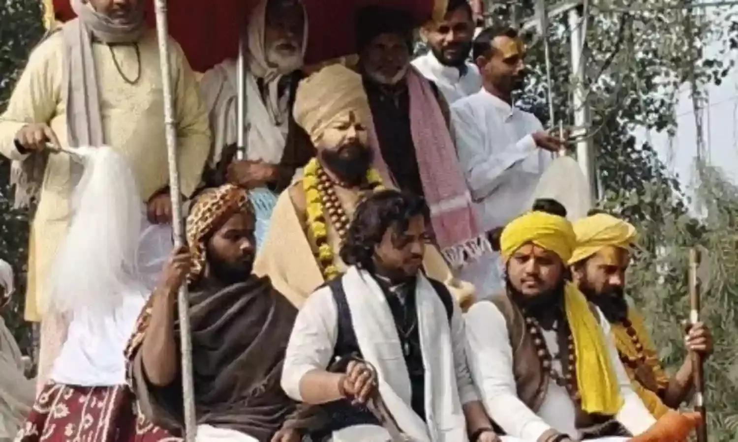 हाथी घोड़े ऊंट एवं रथ पर सवार होकर निकली तीन अखाड़ों की पेशवाई