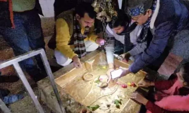 कुल्हाड़ी लेकर घुसे युवक ने महाभारत कालीन शिवलिंग के कई टुकड़े किए