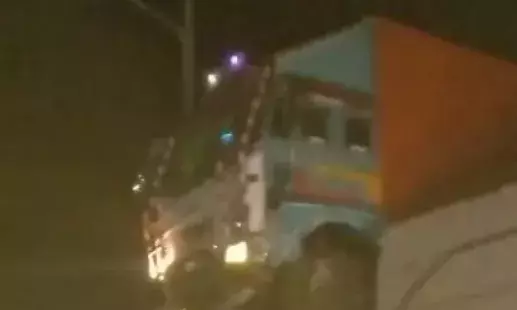 ओवर ब्रिज की रेलिंग तोड़कर हवा में लटका ट्रक-2 घंटे तक ड्राइवर भी..