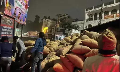 बीच सड़क व्यस्ततम चौराहे पर पलटा गेहूं से भरा ट्रक-सड़क हो गई जाम