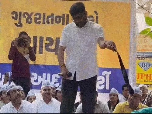 लोगों की सोई आत्मा जागने को आप नेता ने खुद को बेल्ट से पीटा