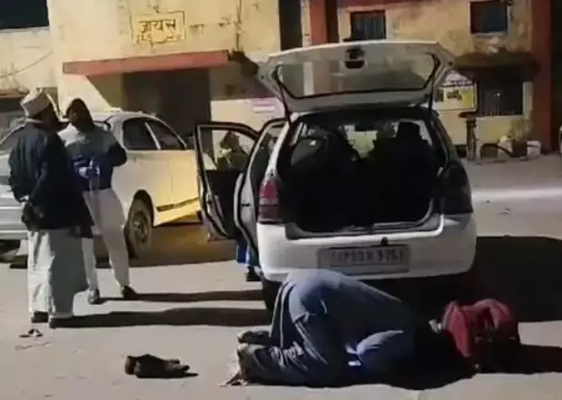सीएम योगी के गुरु के नाम स्टेशन परिसर में दो लोगों ने पढी नमाज