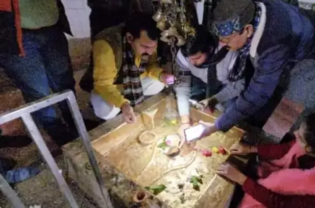 कुल्हाड़ी लेकर घुसे युवक ने महाभारत कालीन शिवलिंग के कई टुकड़े किए