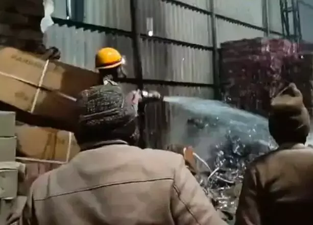 ग्लास फैक्ट्री के गोदाम में लगी आग-लपटों में फंसी मजदूरों की जान
