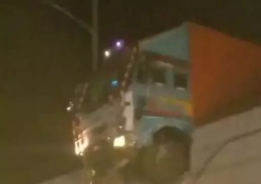 ओवर ब्रिज की रेलिंग तोड़कर हवा में लटका ट्रक-2 घंटे तक ड्राइवर भी.. ओवर ब्रिज की रेलिंग तोड़कर हवा में लटका ट्रक-2 घंटे तक ड्राइवर भी..