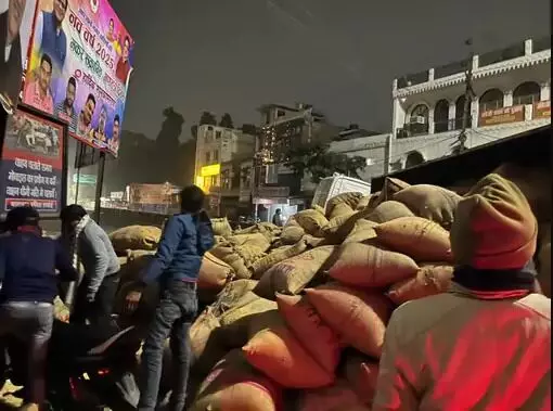 बीच सड़क व्यस्ततम चौराहे पर पलटा गेहूं से भरा ट्रक-सड़क हो गई जाम