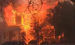 जंगल में लगी आग हॉलीवुड स्टार्स के घर पहुंची- जले कई बंगले जंगल में लगी आग हॉलीवुड स्टार्स के घर पहुंची- जले कई बंगले