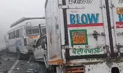 बस में पीछे से घुसी कार के साथ पुलिस की गाड़ी समेत चार वाहन टकराये बस में पीछे से घुसी कार के साथ पुलिस की गाड़ी समेत चार वाहन टकराये