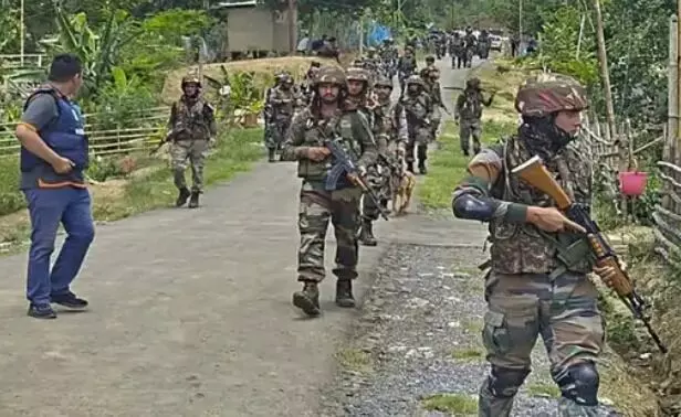 सुरक्षाबलों ने बरामद किया हथियारों का जखीरा- राइफल, पिस्टल, हैंड.. सुरक्षाबलों ने बरामद किया हथियारों का जखीरा- राइफल, पिस्टल, हैंड..