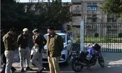 बम से स्कूलों को उड़ाने की धमकी देकर दिल्ली को डराने वाला लगा हाथ