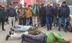 पेट के बल लेटकर कलेक्ट्रेट पहुंचे किसानों का अनूठा प्रदर्शन पेट के बल लेटकर कलेक्ट्रेट पहुंचे किसानों का अनूठा प्रदर्शन