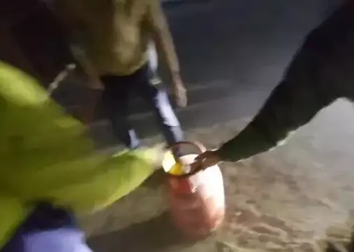 एलपीजी गैस सिलेंडर से भरा ट्रक पलटा-आसपास के लोगों में पैदा हुआ..