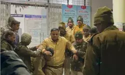 गई थी अवैध शराब पकड़ने- टीम को भागकर बचानी पड़ी जान- दरोगा की....