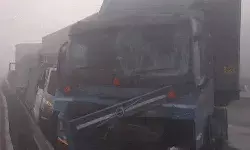 टूटा कोहरे का कहर- आपस में टकराई पांच गाड़ियां- मौके पर कांच ही कांच टूटा कोहरे का कहर- आपस में टकराई पांच गाड़ियां- मौके पर कांच ही कांच