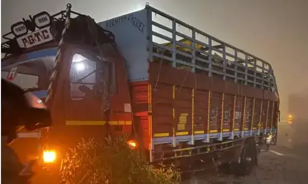 एक्सप्रेस वे पर कोहरे में पलटा टैंक कैंटर- धड़ाधड़ टकराई चार गाड़ियां