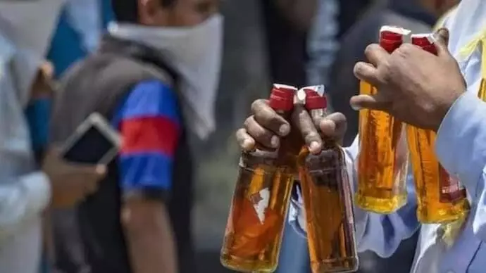 एन चुनाव के वक्त CAG रिपोर्ट जारी- शराब नीति से लगा 2026 करोड़ का फटका एन चुनाव के वक्त CAG रिपोर्ट जारी- शराब नीति से लगा 2026 करोड़ का फटका