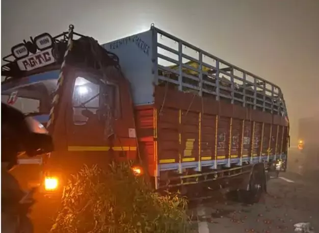 एक्सप्रेस वे पर कोहरे में पलटा टैंक कैंटर- धड़ाधड़ टकराई चार गाड़ियां