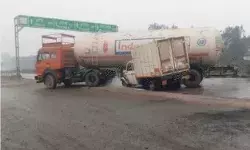 पिकअप से LPG भरे टैंकर की भिड़ंत-गैस लीक होने से इलाके में मची.. पिकअप से LPG भरे टैंकर की भिड़ंत-गैस लीक होने से इलाके में मची..