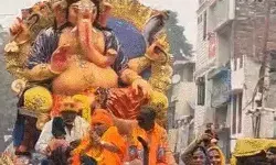 नहीं बारिश की कोई परवाह- ऊंट घोड़े एवं रथ पर सवार होकर निकले साधु संत नहीं बारिश की कोई परवाह- ऊंट घोड़े एवं रथ पर सवार होकर निकले साधु संत