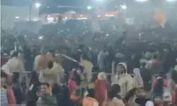 संसद के गाने पर दीवानी हुई भीड़- बेकाबू होने पर पुलिस ने भांजी लाठियां