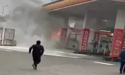 सीएनजी भरते समय टैक्सी में लगी भीषण आग- देखते ही देखते हो गई खाक सीएनजी भरते समय टैक्सी में लगी भीषण आग- देखते ही देखते हो गई खाक