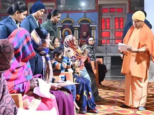 CM योगी ने सुनी समस्याएं, गायों को खुलाया गुड-चना, बच्चे को दी चॉकलेट