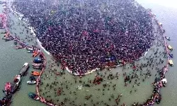 महाकुंभः 60 लाख भक्तों ने लगाई डुबकी- श्रद्धालुओं पर होगी पुष्पवर्षा महाकुंभः 60 लाख भक्तों ने लगाई डुबकी- श्रद्धालुओं पर होगी पुष्पवर्षा