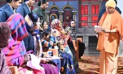CM योगी ने सुनी समस्याएं, गायों को खुलाया गुड-चना, बच्चे को दी चॉकलेट