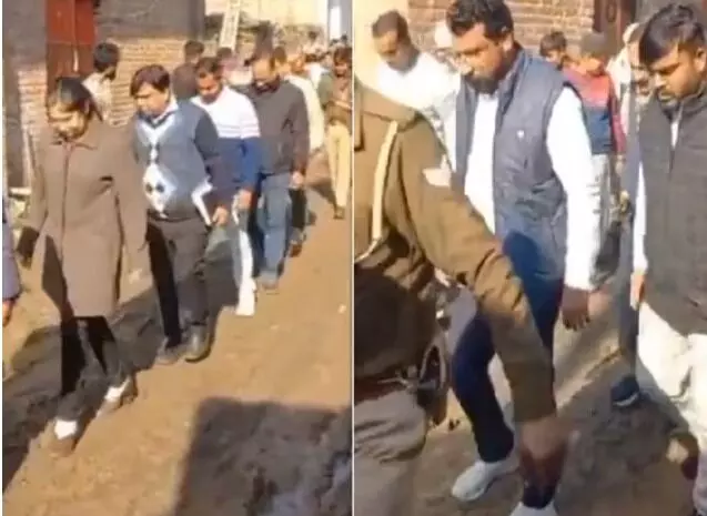 कीचड़ भरे रास्ते पर खुद चले सांसद चंद्रशेखर ने अफसरों को भी चलाया कीचड़ भरे रास्ते पर खुद चले सांसद चंद्रशेखर ने अफसरों को भी चलाया