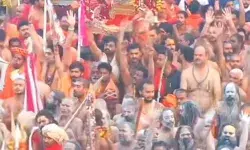 महाकुंभ 2025 का अमृत स्नान- नागा साधु तलवार लहराते पहुंचे महाकुंभ 2025 का अमृत स्नान- नागा साधु तलवार लहराते पहुंचे