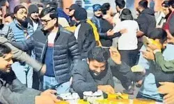 हाईवे पर हुड़दंग- गाड़ियों के जमावड़े के बीच काटा बर्थडे केक