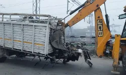 फाटक तोड़कर घुसे ट्रक का इंजन ट्रैक पर बिखरा- जेसीबी से ट्रक को....
