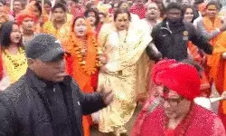 महाकुंभ का पहला अमृत स्नान- हेलीकॉप्टर से पुष्पवर्षा- लगाई डुबकी महाकुंभ का पहला अमृत स्नान- हेलीकॉप्टर से पुष्पवर्षा- लगाई डुबकी