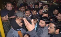 पतंग लूटते समय हाईटेंशन लाइन से टकराई बच्ची जिंदा जली- शरीर में ब्लास्ट पतंग लूटते समय हाईटेंशन लाइन से टकराई बच्ची जिंदा जली- शरीर में ब्लास्ट