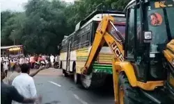 दो बसों की भयंकर टक्कर में फंसे ड्राइवर को केबिन काटकर निकाला दो बसों की भयंकर टक्कर में फंसे ड्राइवर को केबिन काटकर निकाला