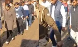 कीचड़ भरे रास्ते पर खुद चले सांसद चंद्रशेखर ने अफसरों को भी चलाया कीचड़ भरे रास्ते पर खुद चले सांसद चंद्रशेखर ने अफसरों को भी चलाया