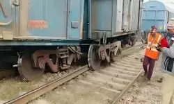मालगाड़ी के तीन डिब्बे ट्रैक से उतरे- अधिकारियों में मचा हड़कंप मालगाड़ी के तीन डिब्बे ट्रैक से उतरे- अधिकारियों में मचा हड़कंप