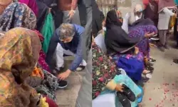 नामांकन से पहले BJP उम्मीदवार ने जूते बांटकर खुद बांधे फीते नामांकन से पहले BJP उम्मीदवार ने जूते बांटकर खुद बांधे फीते