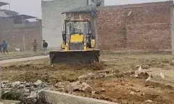 सतीमठ पर मिला दूसरे समुदाय का कब्जा- SDM ने बुलडोजर से तुड़वाया