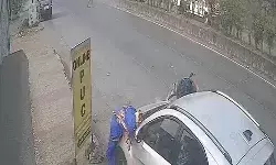 रफ्तार का कहर- सड़क पर जा रहे महिला पुरुष को कार ने हवा में उडाया