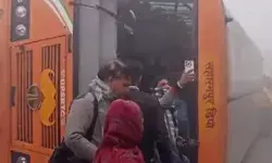 कोहरे में सवारियां लेकर जा रही रोडवेज बस डिवाइडर से टकराई कोहरे में सवारियां लेकर जा रही रोडवेज बस डिवाइडर से टकराई