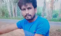 तेज रफ्तार कार की टक्कर के बाद जेसीबी से टकराया बाइक सवार