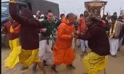 महाकुंभ 2025- इस्कॉन की शोभा यात्रा में जमकर झूमे विदेशी श्रद्धालु