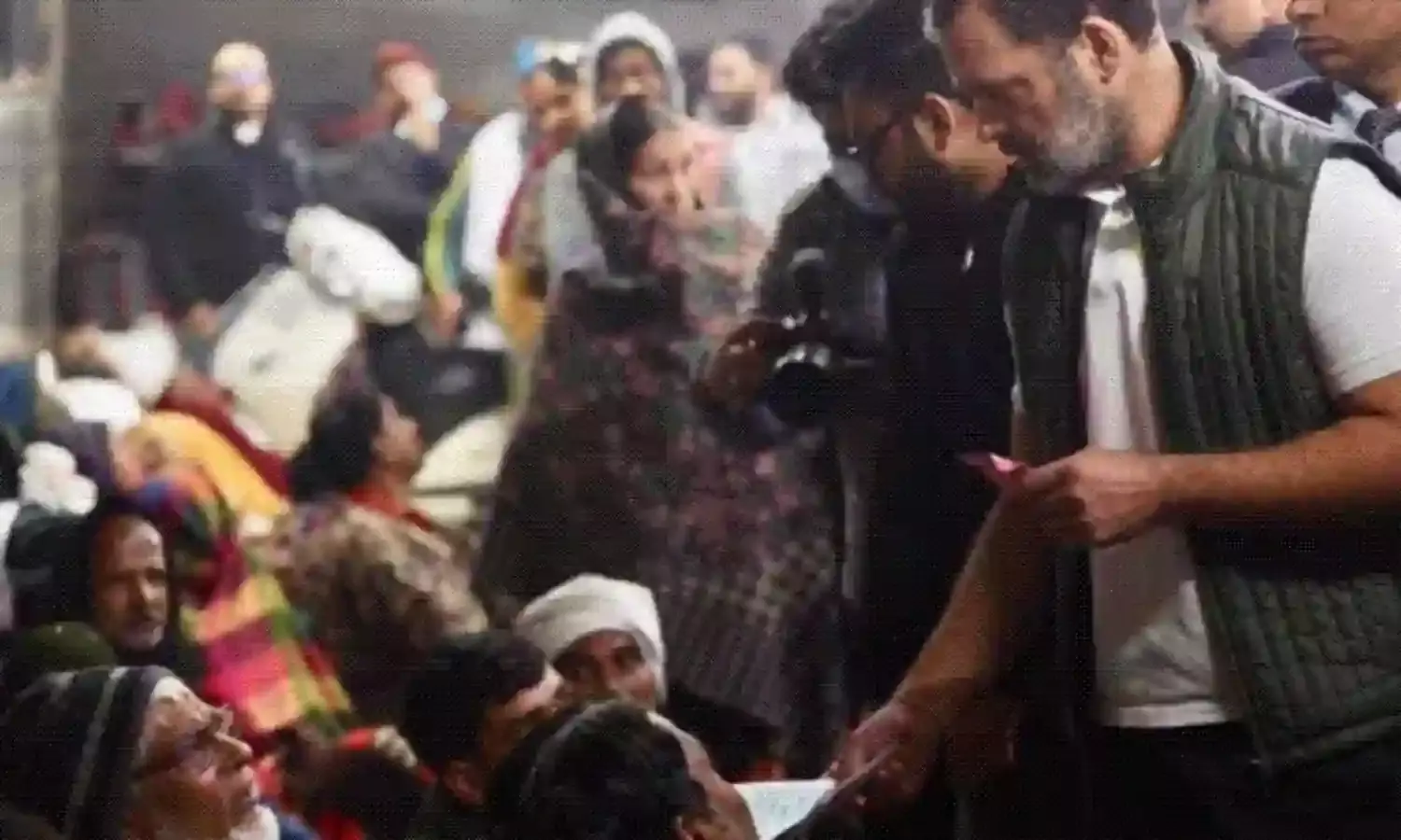 राहुल गांधी पहुंचे एम्स-पूछा मरीजों का हाल चाल- जानी दिक्कतें
