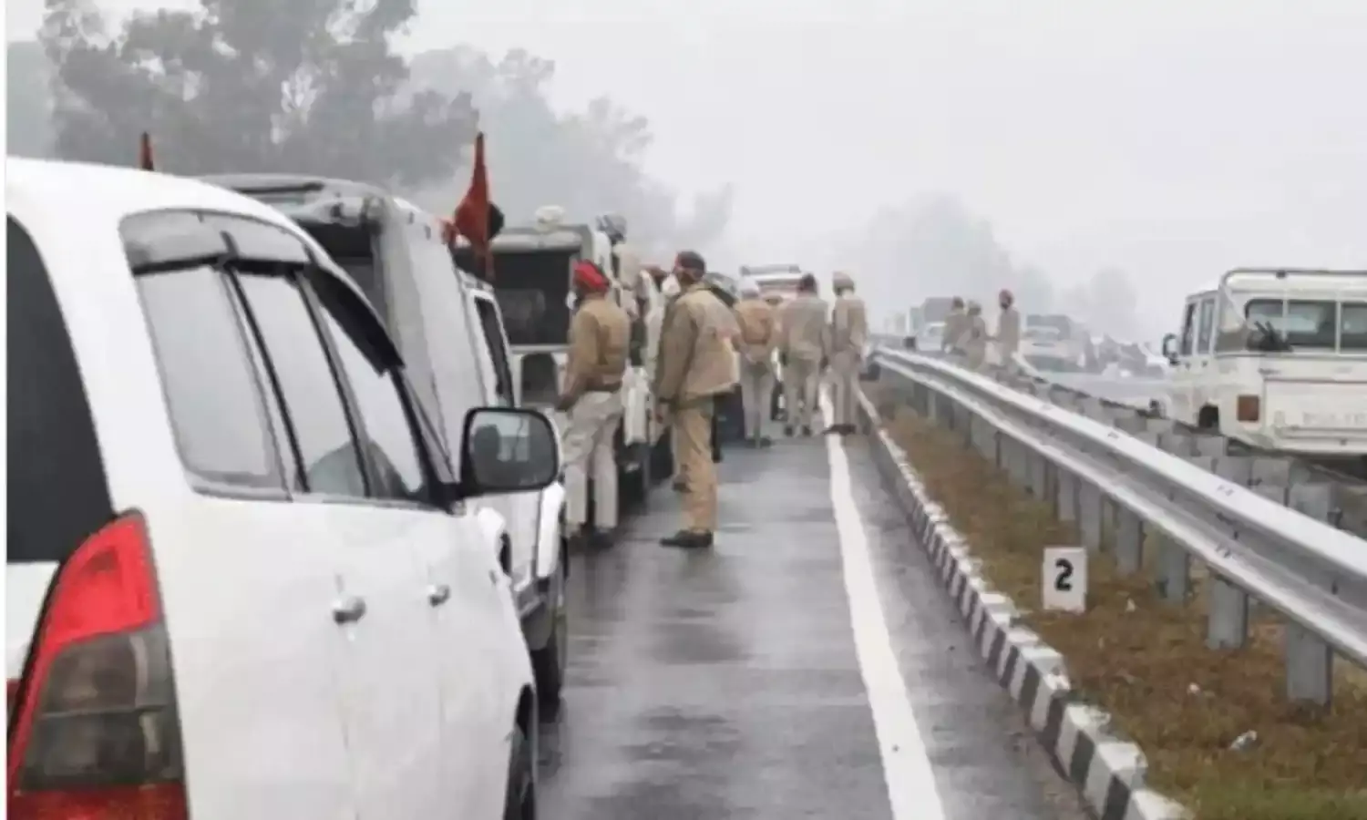 PM का काफिला रोकने का मामला-25 किसानों के गिरफ्तारी वारंट जारी PM का काफिला रोकने का मामला-25 किसानों के गिरफ्तारी वारंट जारी