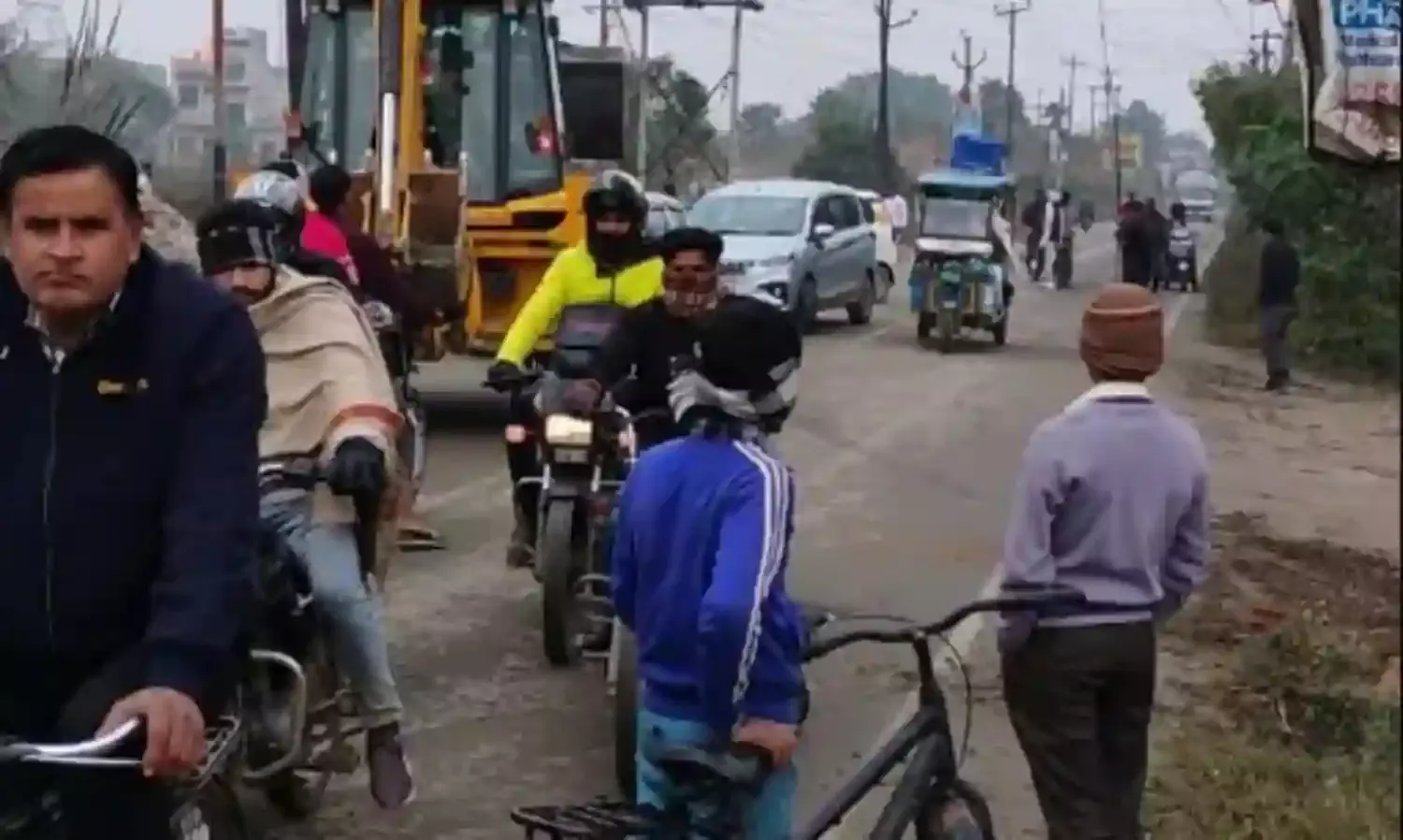 ईटों से भरी ट्रैक्टर ट्राली ने बिजली के खंभे को जड़ से उखाडा