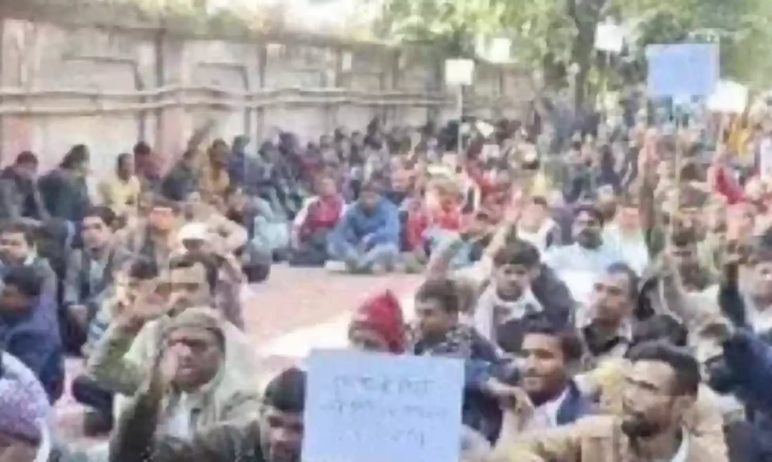 बिजली विभाग के संविदा कर्मियों का राजधानी में हल्ला बोल