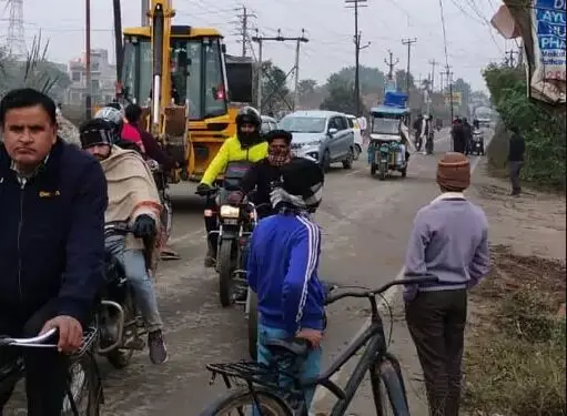 ईटों से भरी ट्रैक्टर ट्राली ने बिजली के खंभे को जड़ से उखाडा