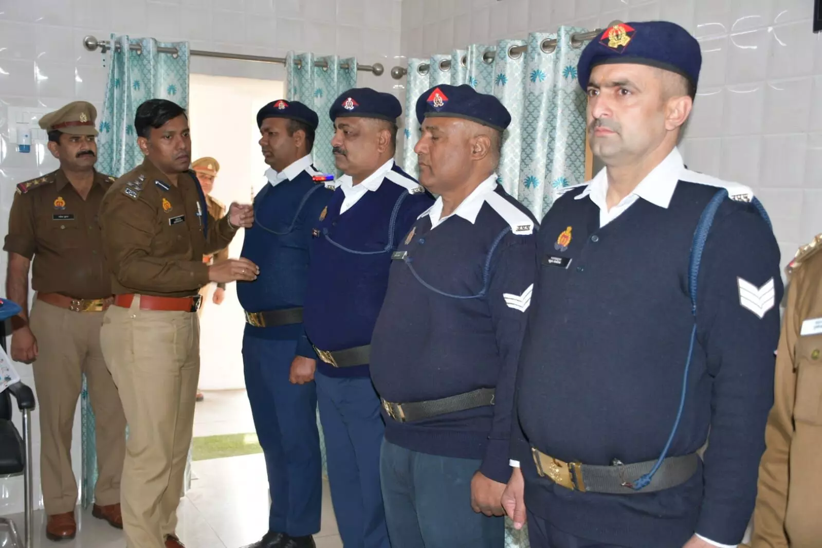 SSP ने जीवन रक्षा के लिए पुलिस कर्मियों को वितरित किए सोल्डर रिफ्लेक्टर SSP ने जीवन रक्षा के लिए पुलिस कर्मियों को वितरित किए सोल्डर रिफ्लेक्टर