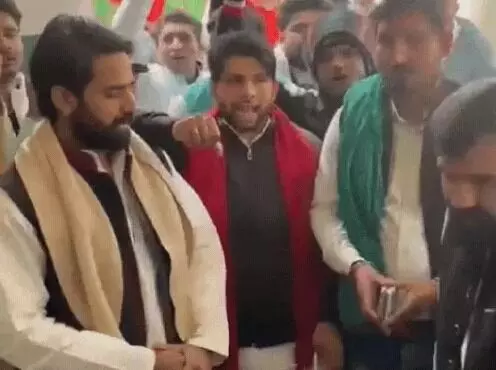 KMC अस्पताल को लेकर सपा युवजन सभा का हंगामा- बोले चले बुलडोजर KMC अस्पताल को लेकर सपा युवजन सभा का हंगामा- बोले चले बुलडोजर